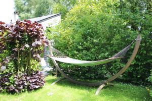 eine Hängematte im Gras im Garten in der Unterkunft Les Herbagettes in Nonant