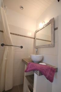 a bathroom with a sink and a mirror at Les Herbagettes in Nonant