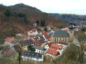 een uitzicht op een stad met een kerk en gebouwen bij Pension Hofer in Bad Berneck im Fichtelgebirge