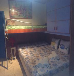 Cama pequeña en habitación con 2 literas en Villetta Mistretta, en Menfi