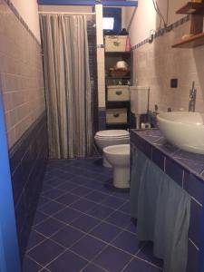 メンフィにあるVilletta Mistrettaのバスルーム(トイレ、洗面台付)