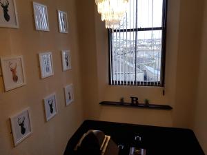 ウィックにあるBreadalbane Suitesのシャンデリアと絵画が壁に飾られた部屋