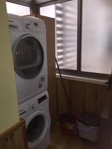 a washing machine and a washer in a room at Apartamento Paseo Marítimo Antonio Banderas in Málaga