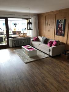 ein Wohnzimmer mit einem Sofa und einem Couchtisch in der Unterkunft Ferienwohnung Franziska 2 in Garmisch-Partenkirchen