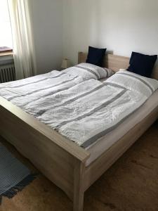 ein großes Bett in einem Zimmer mit in der Unterkunft Ferienwohnung Franziska 2 in Garmisch-Partenkirchen