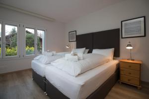 ヴェンゲンにあるHirschen Residence 2のベッドルーム(白いシーツを使用した大型ベッド1台付)