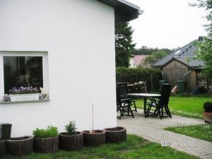 a patio with chairs and a table in a yard at FH Charlottchen_WEIG in Ostseebad Karlshagen