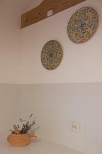 two plates on the wall above a kitchen counter at La Bribaudonnière in Saint-Palais-de-Phiolin