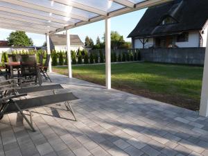a patio with a table and chairs under a pergola at FH Moewenkoje in Ostseebad Karlshagen
