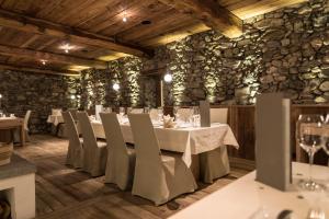 مطعم أو مكان آخر لتناول الطعام في Relais & Châteaux IN LAIN Hotel Cadonau