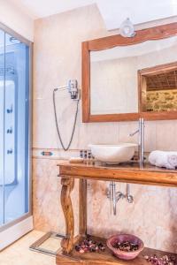 Kylpyhuone majoituspaikassa Iliopetra Suites