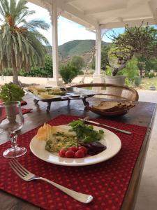 uma mesa com um prato de comida numa mesa em Koedoeskop Private Mountain Reserve em Waterford