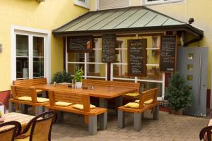 Ein Restaurant oder anderes Speiselokal in der Unterkunft Tuniberg Restaurant Hotel 