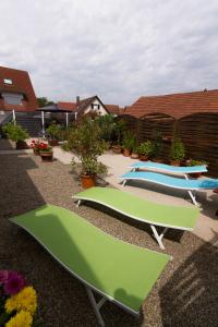 Der Swimmingpool an oder in der Nähe von Tuniberg Restaurant Hotel