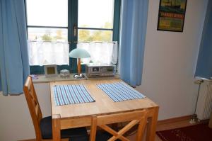 オストゼーバート・カールスハーゲンにあるFewo Marina 8_GLASのテーブルと椅子、窓
