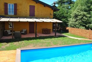 een huis en een zwembad voor een huis bij Appartamento Lux in Pasturana