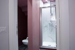 シエナにあるTerme 53のバスルーム(トイレ、ガラス張りのシャワー付)