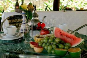 una mesa con un plato de fruta en una mesa en Pousada Dona Flor, en Canoa Quebrada