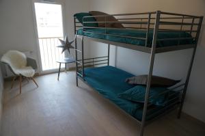 מיטה או מיטות קומותיים בחדר ב-Appartement Forum Reims