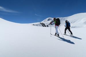 zwei Personen Langlaufen auf einem schneebedeckten Berg in der Unterkunft Hotel L'Aüt in Erill la Vall