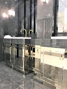 Kúpeľňa v ubytovaní MONDRIAN Luxury Suites UNESCO Old Town