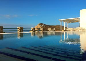 乔拉弗雷恩多斯Aeri的可以看到海景的游泳池