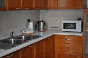 A kitchen or kitchenette at Sand 228 Home