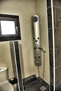 プサコウディアにあるSunstone Villasのバスルーム(シャワー、トイレ付)、窓が備わります。
