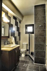 プサコウディアにあるSunstone Villasのバスルーム(トイレ、洗面台付)