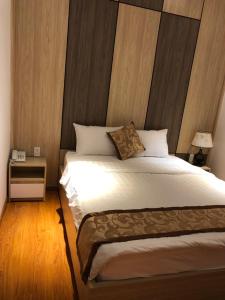 Cama ou camas em um quarto em Phi Long Hotel