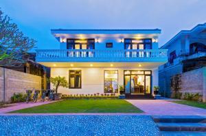 una casa con un camino que conduce a ella en Hoi An Sunny Pool Villa en Hoi An