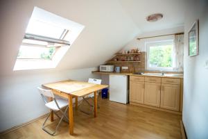 une petite cuisine avec une table en bois et un évier dans l'établissement Schieszl Apartments Zamárdi 2, à Zamárdi