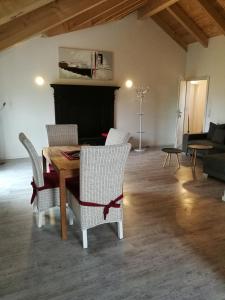 TV a/nebo společenská místnost v ubytování Ferienwohnung in Marburg/Wehrda