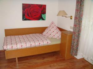 バート・エルスターにあるFerienwohnungen Rosengartenのベッドルーム1室(赤いバラのベッド1台付)