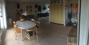 una mesa de comedor y sillas en una habitación en Spinkebjerg 18, 7400 Herning en Herning