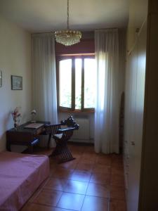 una camera con letto, tavolo e finestra di Apartment Montecatini-Terme near Firenze, Lucca, Pisa a Montecatini Terme