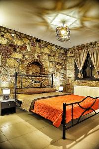 プサコウディアにあるVilla Eleanaの石壁のベッドルーム1室