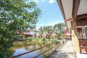 widok na rzekę z domami w obiekcie Best House Resort w mieście Ban Pak Ba Ra +29 zdjęć