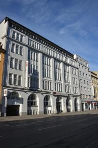 um grande edifício branco no lado de uma rua em Arthotel Munich em Munique