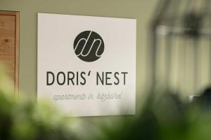 Sijil, anugerah, tanda atau dokumen lain yang dipamerkan di Doris' Nest