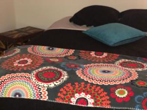 ブリーヴ・ラ・ガイヤルドにあるBoulevard Jules Ferryのベッド(カラフルな毛布付)