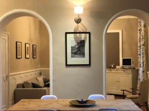 sala de estar con mesa y sofá en Boulevard Jules Ferry en Brive-la-Gaillarde