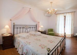 เตียงในห้องที่ Florena Villas