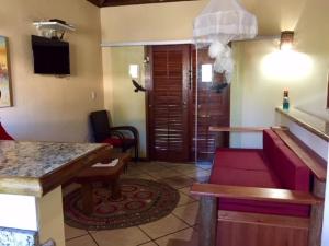 卡納維埃拉斯的住宿－巴伊亞多美居酒店，客厅配有沙发和桌子