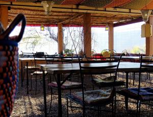 Camping Auberge Zebra餐厅或其他用餐的地方