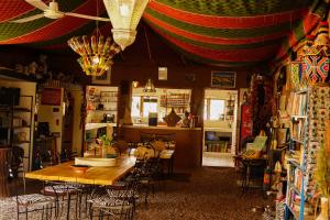 Camping Auberge Zebra餐厅或其他用餐的地方