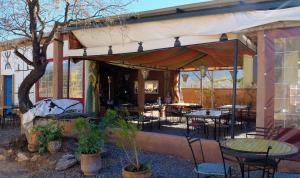 Camping Auberge Zebra餐厅或其他用餐的地方