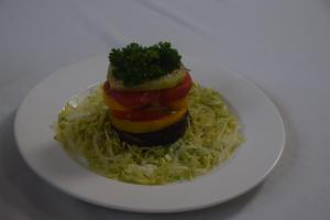 un plato de comida con verduras encima de fideos en Los Alpes, en Ibagué