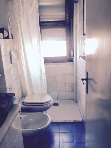 Un baño pequeño con inodoro y lavabo. en Toscana Mare Suite-Ronchi - Riviera Apuana, en Massa