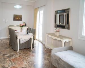 jadalnia ze stołem, krzesłami i lustrem w obiekcie Heraklion Old Port Apartments w Heraklionie +37 zdjęć
